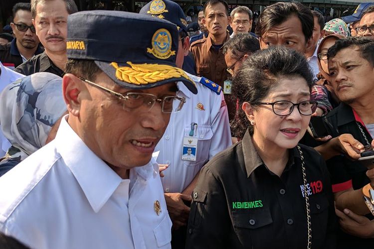 Meteri Perhubungan, Budi Karya Sumadi dan Menteri Kesehatan Nila Moeloek di Stasiun Gambir, Jakarta Pusat