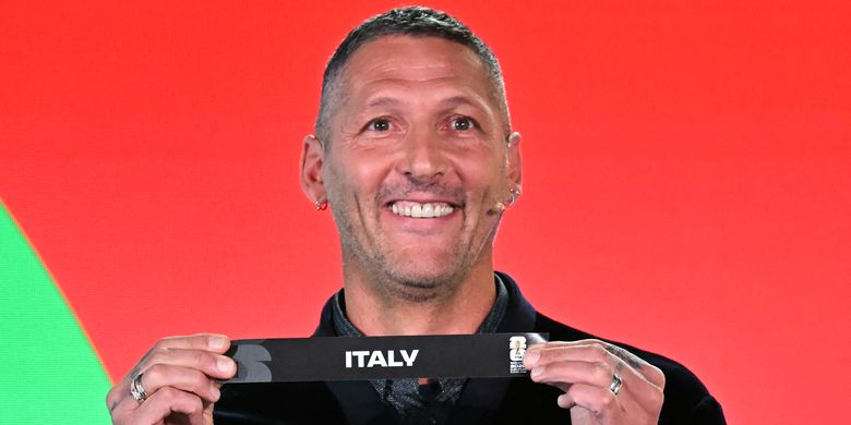 Mantan pemain timnas Italia Marco Materazzi menunjukkan slip kertas Italia pada acara pengundian Playoff Eropa Piala Dunia FIFA 2026 di Markas Sepak Bola FIFA di Zurich pada 20 November 2025.