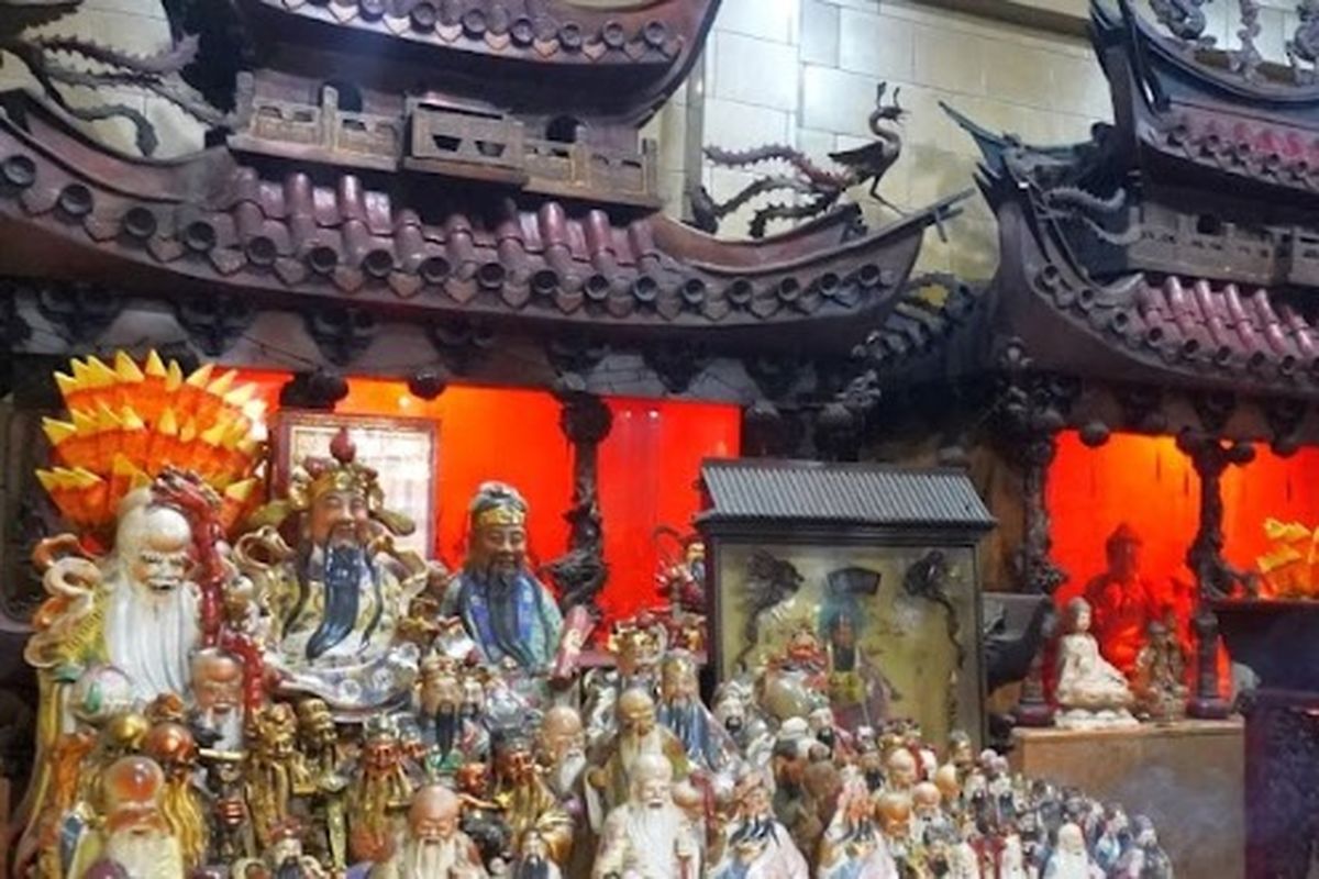 Pertunjukan wayang potehi di Kelenteng Hong Tiek Hian, Surabaya, Senin (20/1/2025)