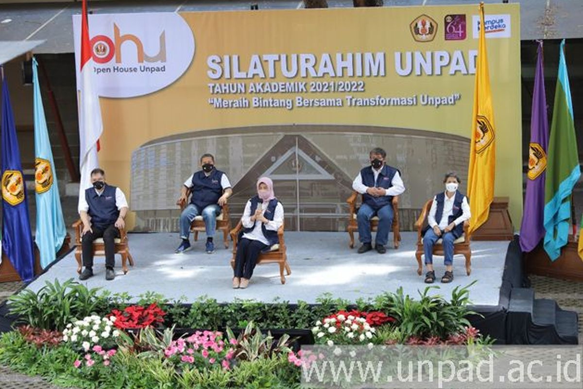 Rektor Universitas Padjadjaran Prof. Rina Indiastuti beserta para wakil rektor menggelar silaturahmi dengan para orang tua mahasiswa baru tahun akademik 2021/2022 secara virtual, Sabtu (21/8/2021).