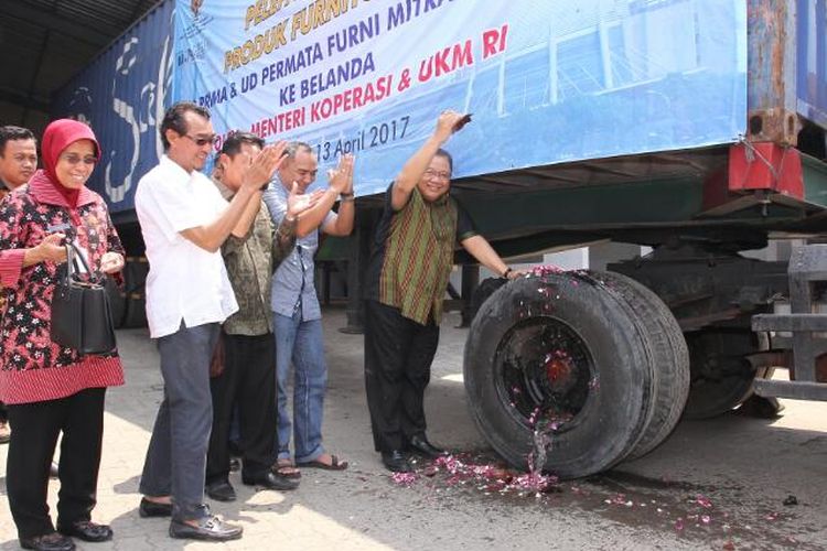 Menteri Koperasi dan UKM Puspayoga secara simbolis memecahkan kendi menandai pelepasan Ekspor Produk Furnitur UKM Jawa Tengah ke Belanda dan Jepang di Kawasan Industri Tambak Aji, Semarang Barat, Jawa Tengah, Kamis (13/04/17).