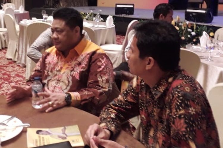 Ketua DPP Golkar Ridwan Hisjam (kiri) usai bedah buku Reformasi Pardigma Baru Partai Golkar di Bali Room, Kempinski Hotel, Jakarta, Minggu (10/11/2019).