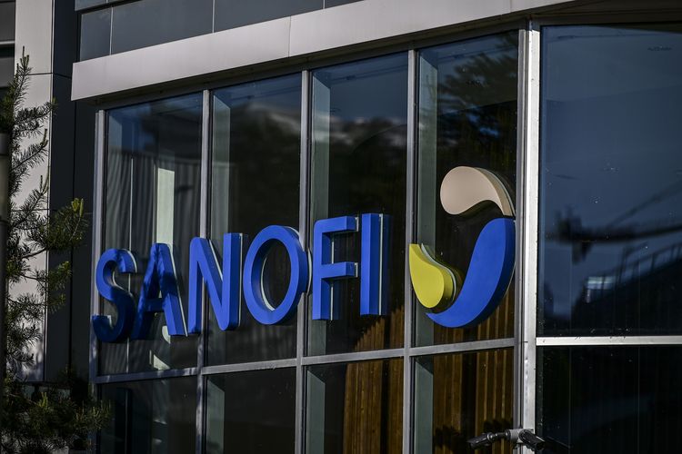 Logo Sanofi di bangunan kantornya di Perancis. Sanofi menjanjikan vaksin Covid-19 jika sudah disetujui, akan disalurkan secara serempak ke seluruh dunia.