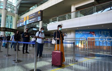 Peserta antre meninggalkan area bandara untuk menuju ke hotel karantina saat kegiatan simulasi penerbangan internasional di Bandara Internasional I Gusti Ngurah Rai, Badung, Bali, Sabtu (9/10/2021). Simulasi tersebut dilakukan untuk memastikan kesiapan petugas dan sarana prasarana serta menguji standar operasional prosedur dalam pelayanan penumpang penerbangan internasional di Bandara Ngurah Rai yang rencananya akan mulai dibuka pada 14 Oktober 2021 mendatang. ANTARA FOTO/Fikri Yusuf/nz