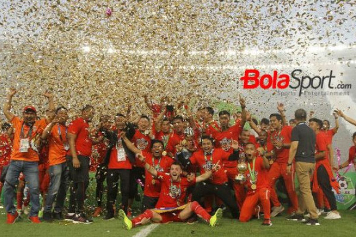 Para pemain Persija Jakarta merayakan gelar juara Liga 1 2018 di Stadion Utama Gelora Bung Karno, 9 Desember 2018. 