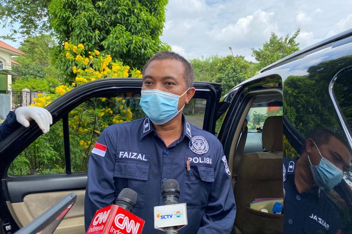 Anggota Pusat Laboratorium Forensik (Puslabfor) Bareskrim Polri memeriksa suhu dan kelembapan di rumah tewasnya satu keluarga di Kalideres, Jakarta Barat pada Selasa (15/11/2022). Hal ini dilakukan untuk mengetahui waktu pembusukan jenazah.  