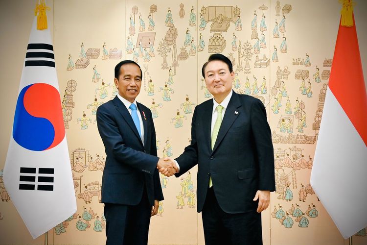 Presiden Joko Widodo berjabat tangan dengan Presiden Korea Selatan Yoon Suk-yeol dalam pertemuan bilateral di Seoul, Korea Selatan, Kamis (28/7/2022).