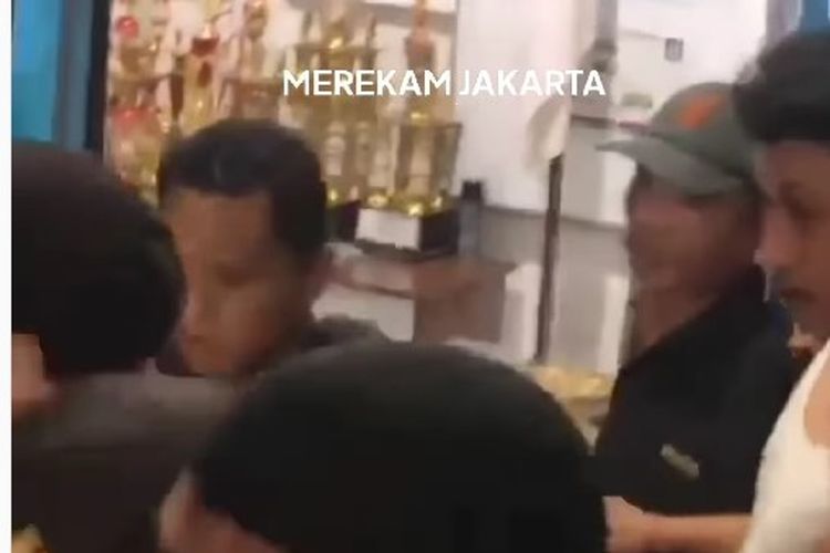 Video viral menunjukkan terduga pelaku pedofilia ditangkap oleh warga di Jalan Sawo, Manggarai, Tebet, Jakarta Selatan, Rabu (11/1/2023) malam.