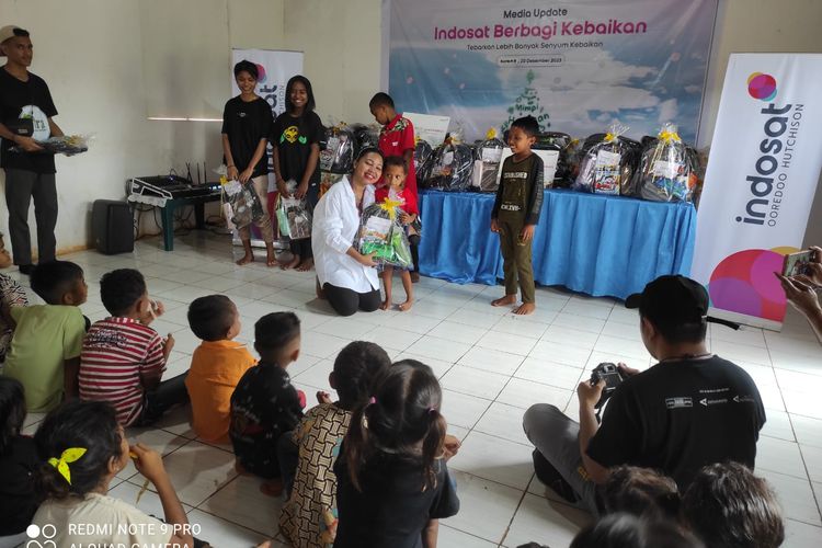 Sebanyak 5.600 anak-anak panti asuhan seluruh Indonesia mendapat bantuan bingkisan kasih berupa paket peralatan sekolah dari Indosat Ooredoo Hutchison.