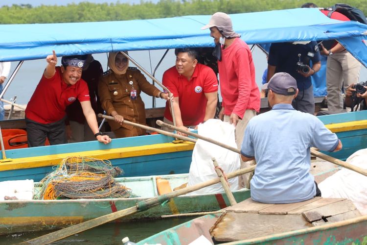 Menteri Kelautan dan Perikanan Sakti Wahyu Trenggono berinteraksi dengan nelayan peserta Gerakan Nasional Bulan Cinta Laut (BCL) yang tengah menangkap sampah di perairan Tanjungpinang, Kepuluan Riau, Selasa (18/10/2022). Lewat Gernas BCL, KKP ingin mengedukasi sekaligus mengajak masyarakat pesisir untuk menjaga kesehatan laut dari pencemaran sampah plastik.
