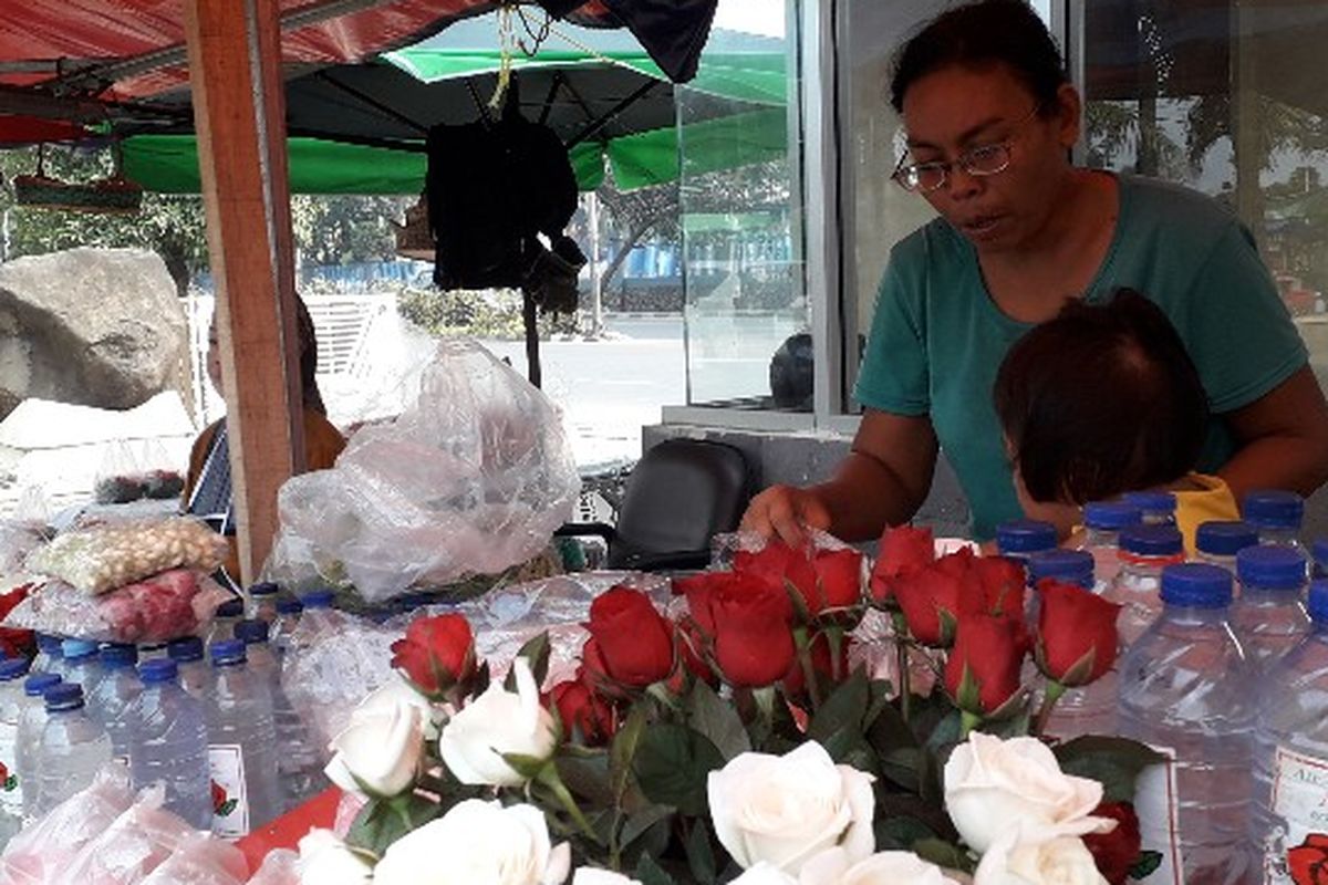 Pedagang bunga dan air bunga di TPU Karet Bivak, Tanah Abang, Jakarta Pusat saat berjualan di bulan puasa pada Minggu (10/6/2018).