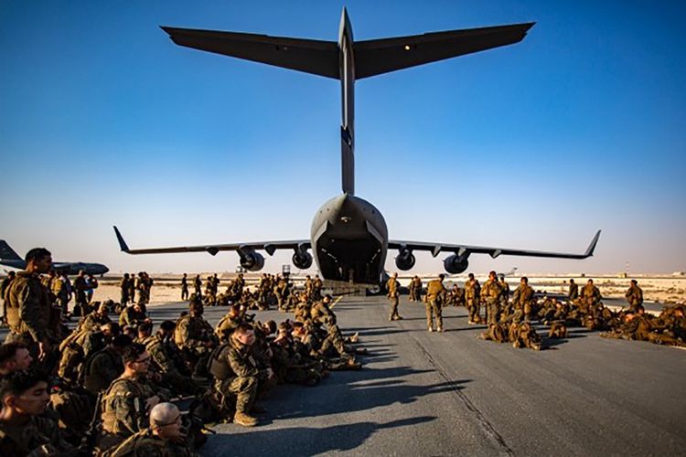Unit Ekspedisi Marinir (MEU) ke-24 Amerika Serikat sedang menunggu penerbangan ke Kabul, Afghanistan, di Pangkalan Udara Al Udeied, Qatar, Selasa (17/8/2021). Marinir AS dikerahkan untuk membantu Kementerian Luar Negeri mengevakuasi pasukan dari Afghanistan.