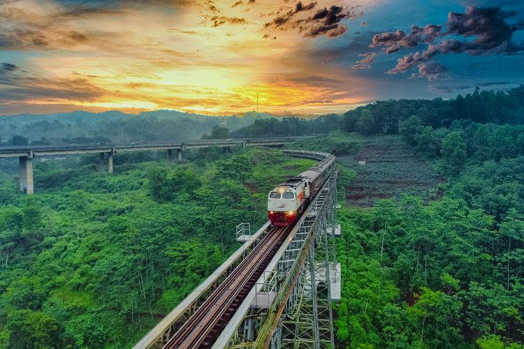 Jembatan Cikubang, salah satu jembatan kereta api di Indonesia.