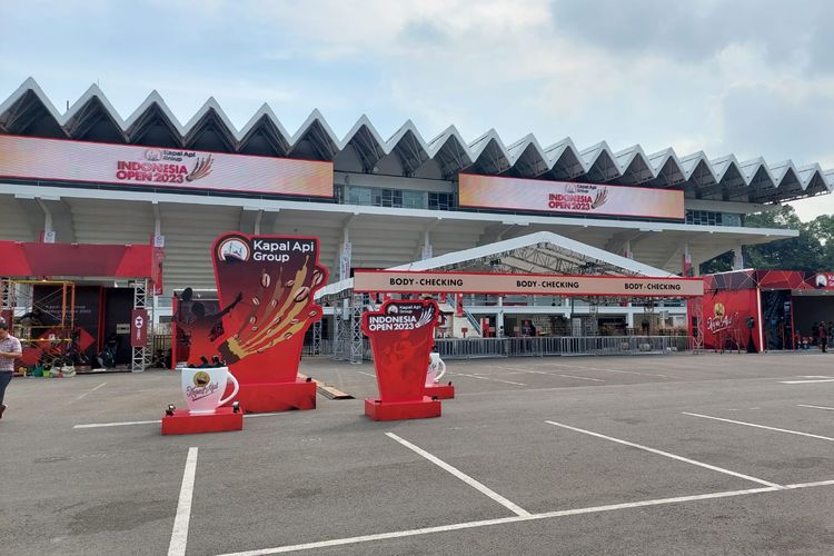 Tampak depan Istora Senayan yang menjadi venue pertandingan turnamen Indonesia Open 2023 yang berlangsung pada 13-18 Juni 2023. 