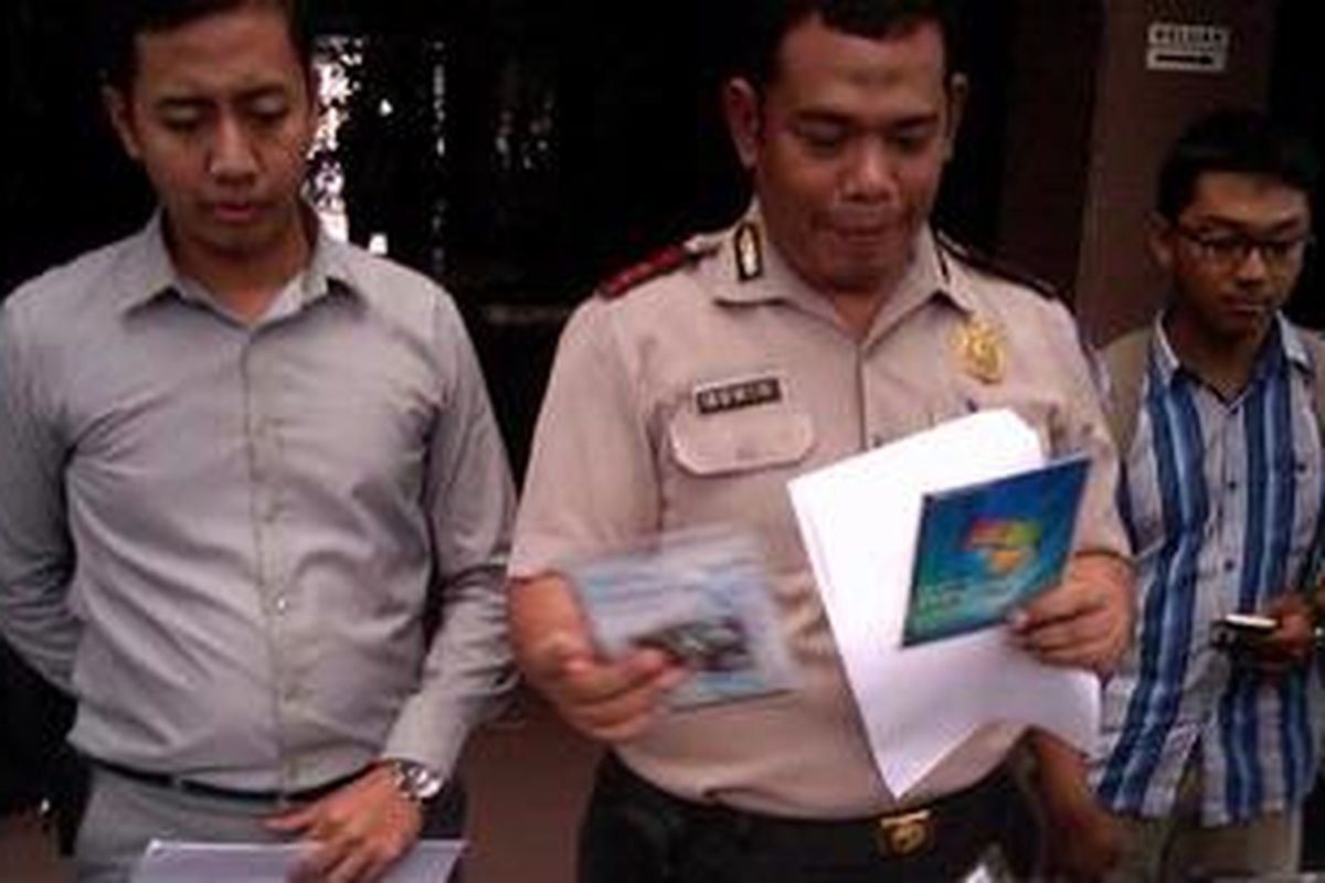 Kepala Bagian Sub Hubungan Masyarakat Polres Jakarta Selatan, AKP Aswin menunjukan barang bukti berupa ratusan keping program komputer bajakan. Barangbukti tersebut hasil sitaan dari dua tersangka, DH dan I saat ditangkap, Kamis, 1 Desember lalu di Mall Ambassador, Jakarta Selatan. 