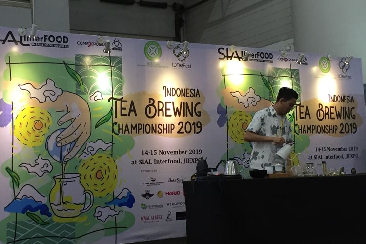 Salah satu peserta dalam Indonesia Tea Brewing Championship