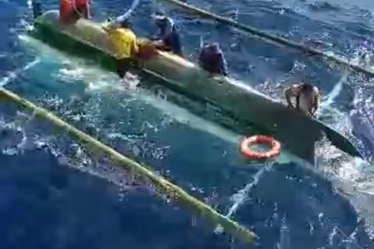 Enam nelayan asal Lombok, ditemukan selamat setelah bertahan di atas perahunya yang terbalik.