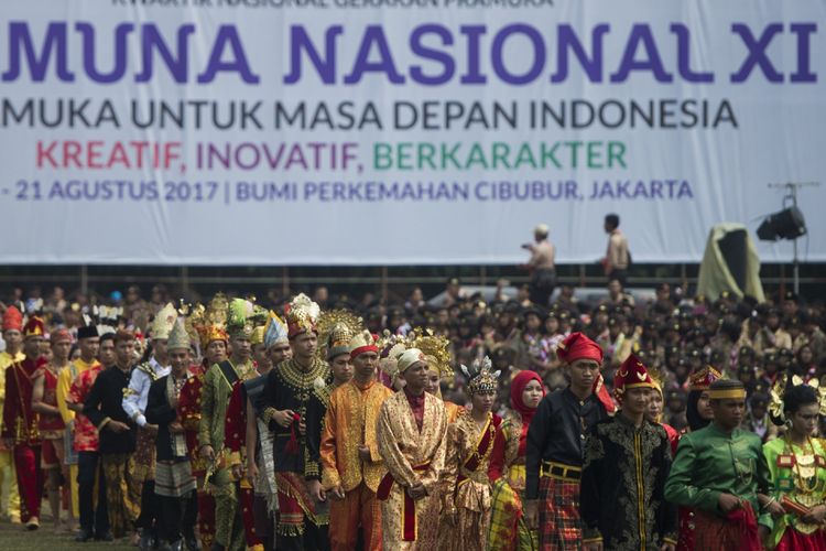 Anggota pramuka berkostum tradisional dari seluruh daerah Indonesia berjalan beriringan dalam pembukaan Raimuna Nasional XI yang bertepatan dengan peringatan ulang tahun Pramuka ke-56 di, Bumi Perkemahan Cibubur, Jakarta, Senin (14/8/2017). Sebanyak 15 ribu Pramuka Penegak dan Pandega dari 34 provinsi dan 514 kota/kabupaten serta pramuka luar negeri mengikuti kegiatan bertajuk Pramuka untuk Masa Depan Indonesia: kreatif, inovatif, berkarakter. ANTARA FOTO/Rosa Panggabean/aww/17.