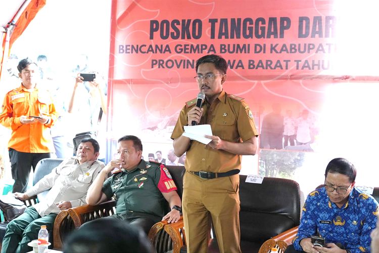 Penjabat Sementara (Pjs) Bupati Bandung Dikky Achmad Sidik dalam rapat evaluasi tanggap darurat gempa bumi Kabupaten Bandung yang dilaksanakan di Posko Utama Tanggap Darurat Gempa Bumi, Kantor Kecamatan Kertasari, Senin (30/9/2024).
