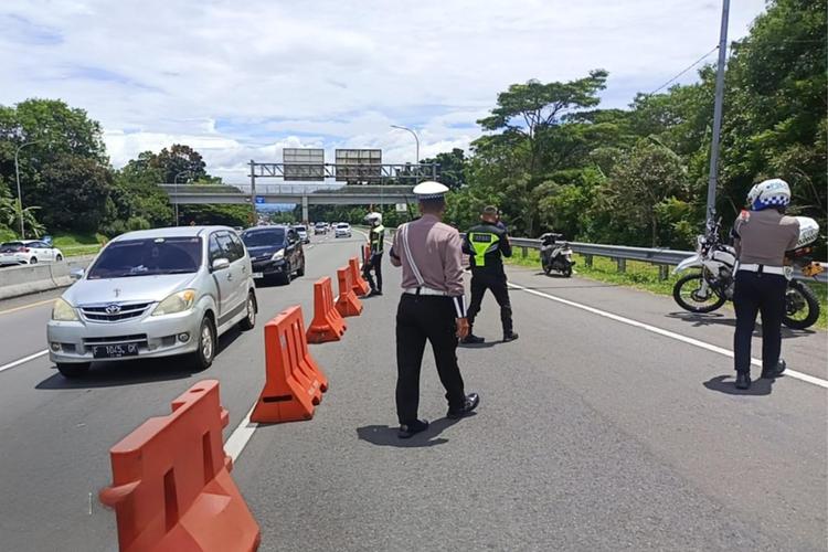 Atas diskresi kepolisian, contraflow mulai dari KM 44+500 sampai dengan KM 46+500 Ruas Tol Jagorawi arah Puncak dihentikan pada pukul 11.35 WIB. 