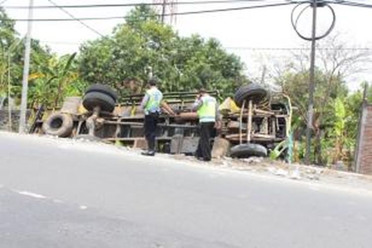 truk yang terguling dan masuk sungai