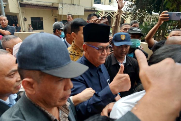 Pimpinan Pondok Pesantren Al Zaytun Panji Gumilang saat memenuhi panggilan Bareskrim Polri terkait kasus dugaan penistaan agama, di Kantor Bareskrim Polri, Jakarta Selatan, Senin (3/7/2023).