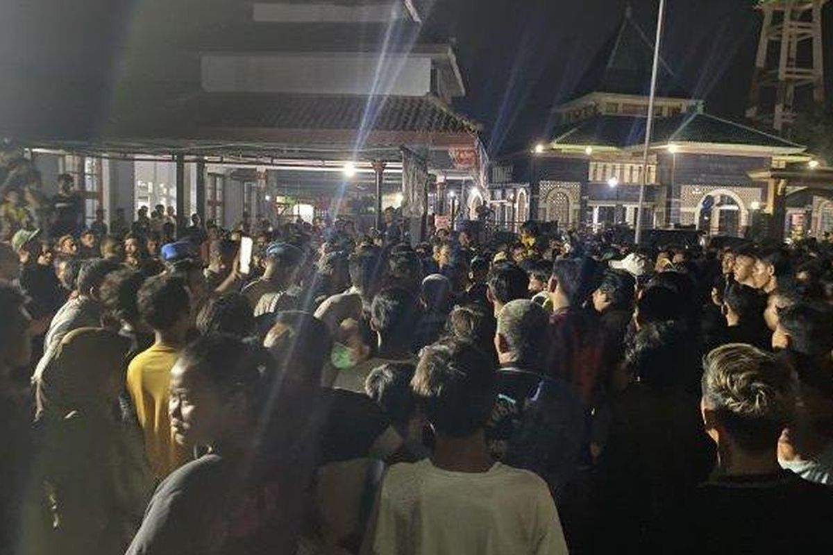 Warga Desa Amis, Kecamatan Cikedung, Indramayu, saat melakukan aksi unjuk rasa di Kantor Polsek Cikedung, Rabu (9/4/2025) malam. Mereka kecewa polisi melepas terduga pencuri yang mereka tangkap. 