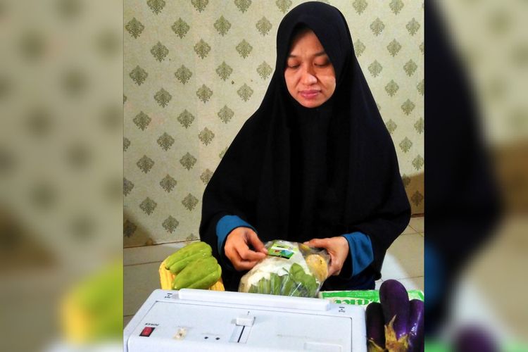Umi Kalsum merupakan penjual sayuran dan lauk segar di Kota Bandar Lampung. Ia menjadi salah satu pelaku usaha mikro yang berhasil mengubah pemasarannya menjadi digital. 