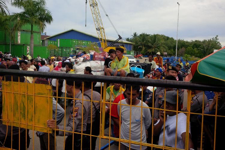 Puluhan penumpang di Pelabuhhan Tunontaka Nunukan yang akan mudik ke sejumlah pelabuhan di Sulawesi tertahan di pintu masuk pelabuhan. KSOP Nunukan menutup pintu masuk pelabuhan untuk membatasi jumlah penumpang. 