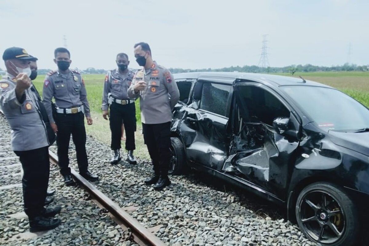 Kapolres Sukoharjo AKBP Wahyu Nugroho Setyawan di lokasi kecelakaan KA Batara Kresna menabrak mobil di Sukoharjo, Jawa Tengah, Selasa (17/5/2022).