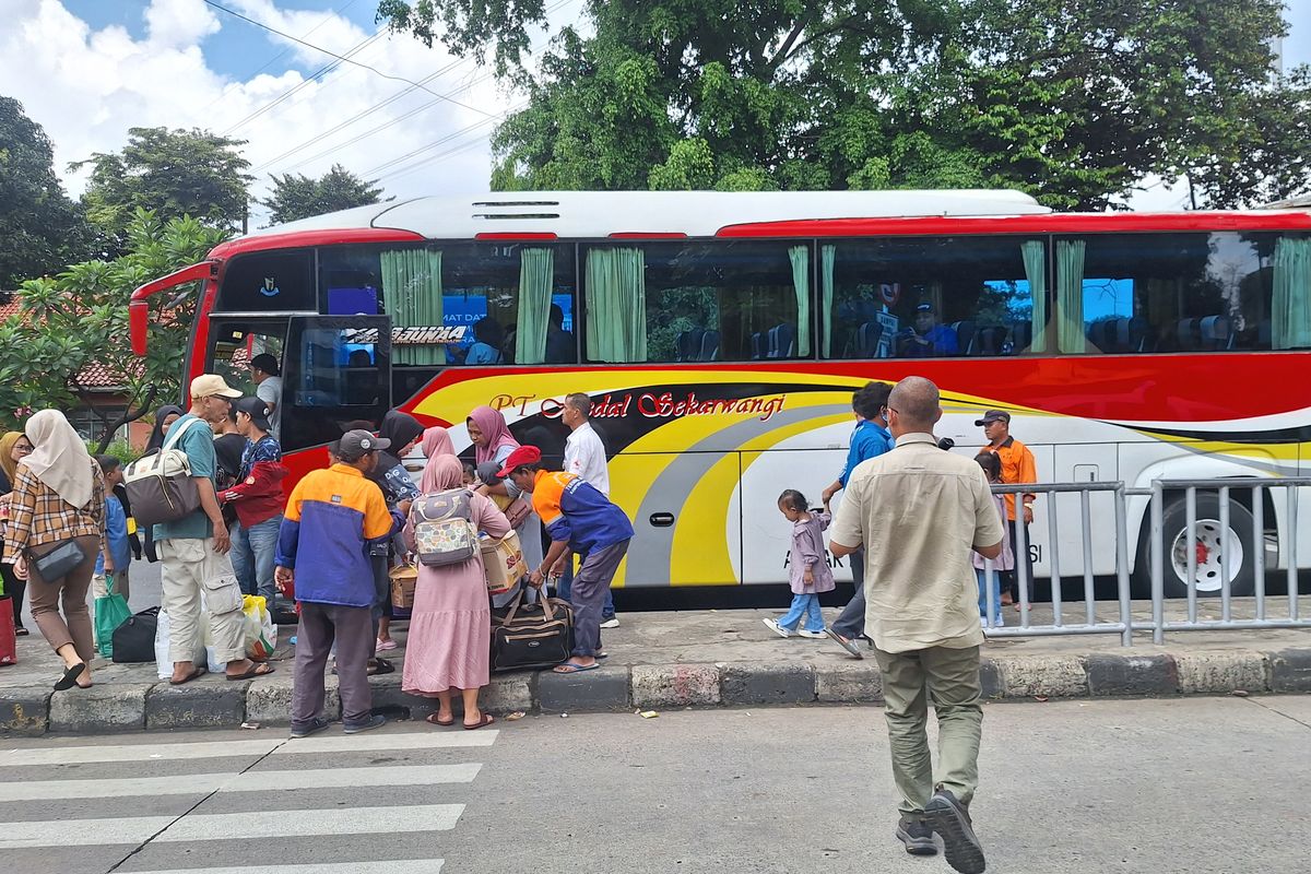 Arus balik di Terminal Kampung Rambutan, Jakarta Timur. Senin (15/4/2024).