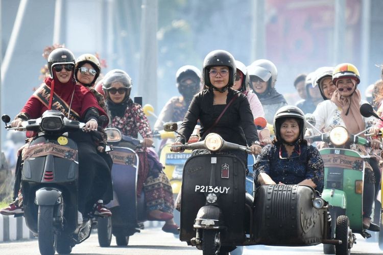 Perempuan di Kota Kediri, Jawa Timur, memperingati Hari Kartini dengan touring keliling kota naik Vespa, Minggu (21/4/2024).