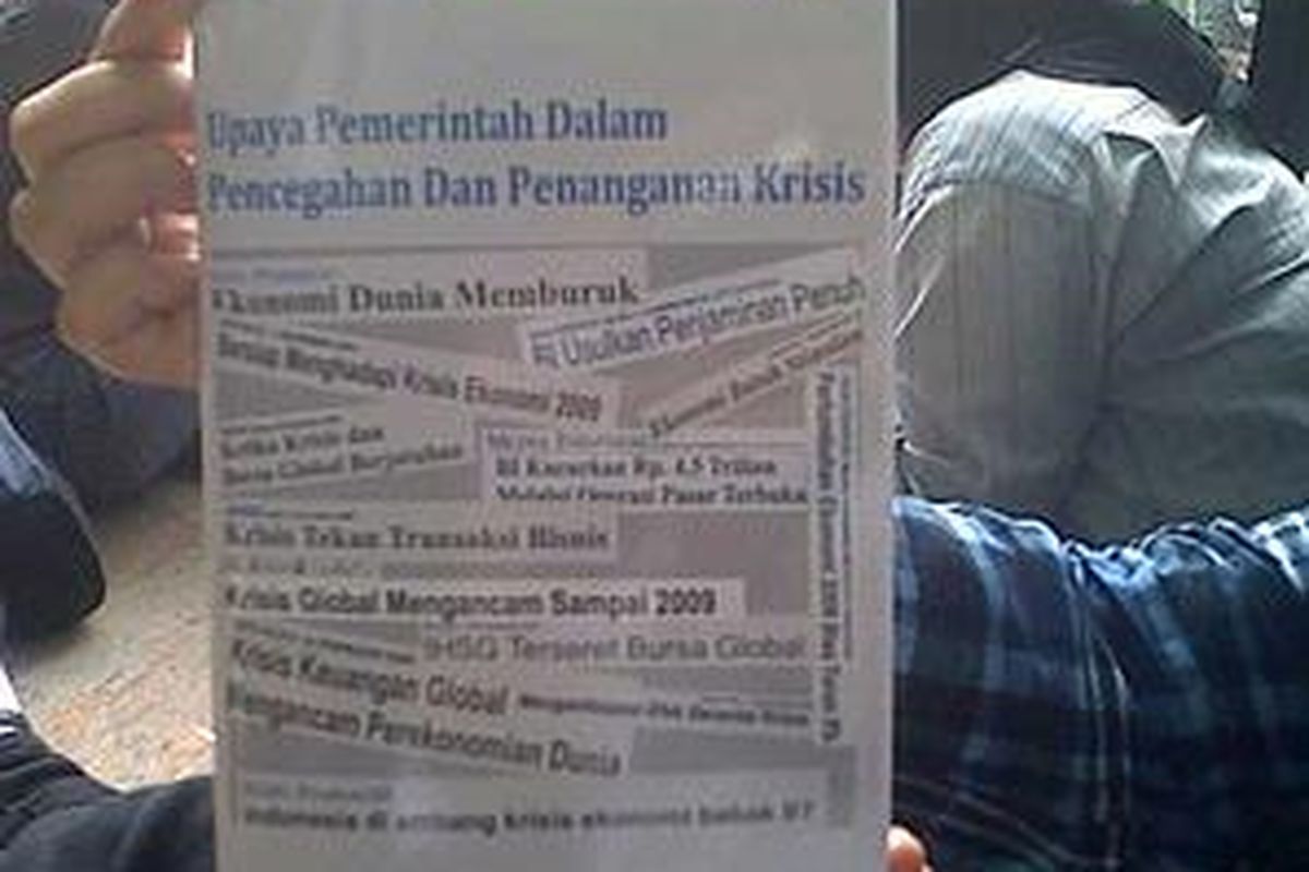 Menteri Keuangan Sri Mulyani Indrawati berencana membawa 'Buku Putih: Upaya Pemerintah Dalam Pencegahan Dan Penanganan Krisis' saat memenuhi panggilan tim panitia khusus Bank Century DPR, besok. Pihak Departemen Keuangan memberikan penjelasan resminya terkait penerbitan buku ini, Selasa (12/1/2010), di gedung Depkeu, Jakarta.