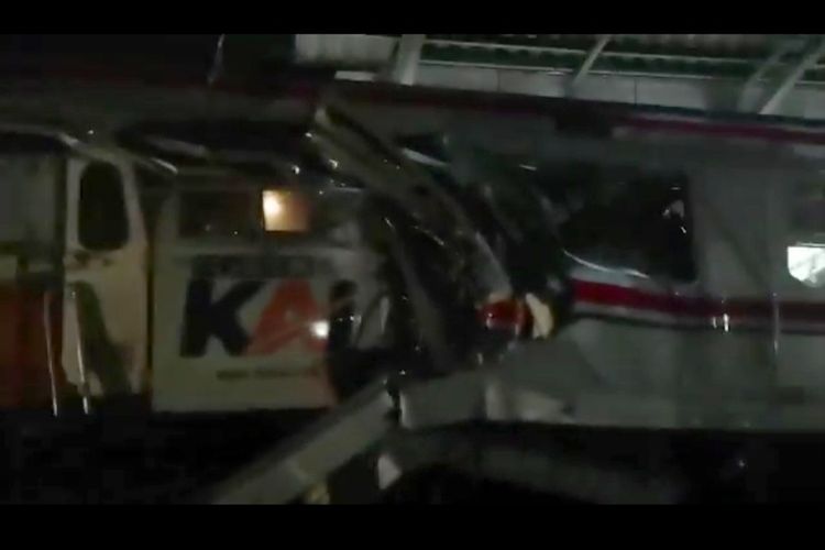 Kereta Jarak Jauh Tabrak KRL di Stasiun Bekasi Timur, KCI Lakukan Penanganan di Lokasi