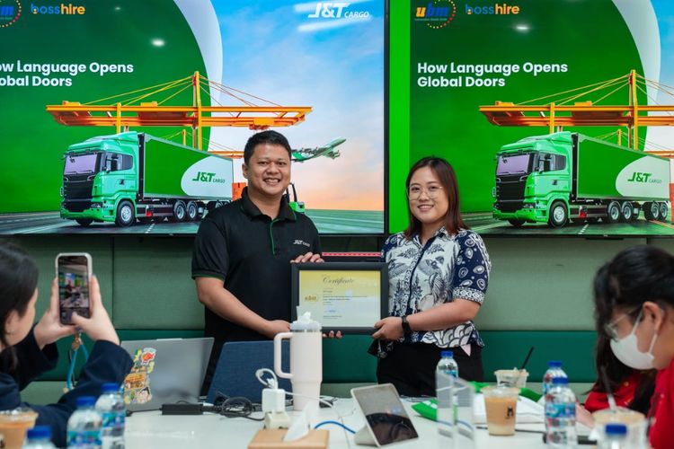 Mahasiswa mengikuti sharing session J&T Cargo tentang peluang karier di industri logistik global.