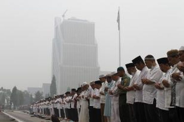 Umat muslim melakukan shalat Istisqa di halaman kantor Gubernur Riau, memohon pertolongan Allah SWT agar segera menurunkan hujan dan menyudahi bencana asap dan kebakaran lahan dan hutan, Selasa (15/9/2015).