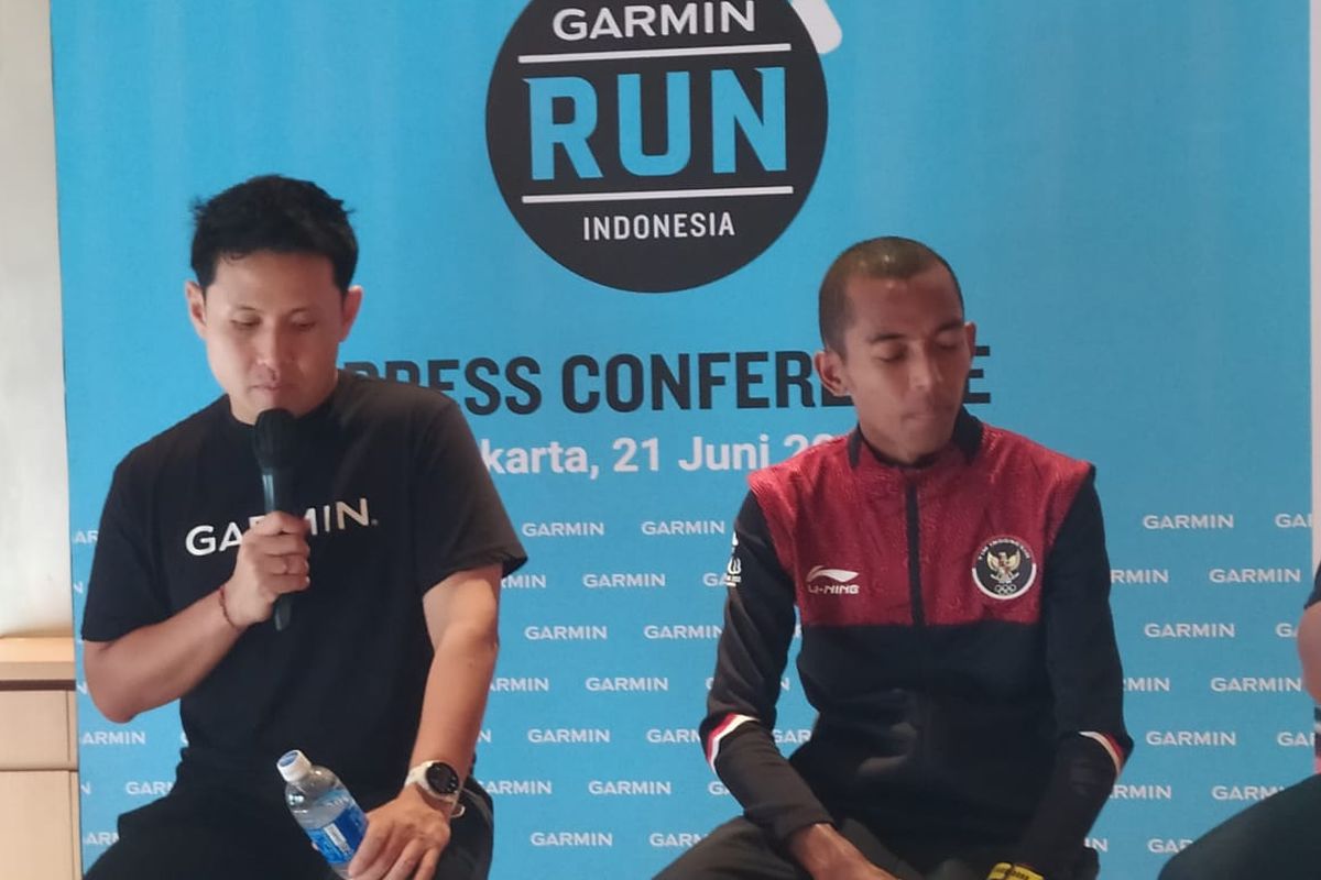 Garmin Indonesia Marketing Communication Rian Krisna (kiri) dan peraih medali emas marathon putra SEA Games Hanoi 2023 Agus Prayogo (kanan) pada Rabu (21/6/2023) di Jakarta tatkala meluncurkan rencana pergelaran lari Garmin Run pada 24 September 2023 di Uptown Park, Summarecon Mall Serpong, Kabupaten Tangerang, Provinsi Banten.