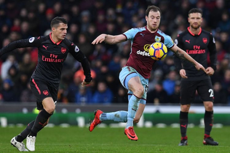 Gelandang Arsenal Granit Xhaka (kiri) saat laga melawan Burnley, Minggu (26/11/2017).