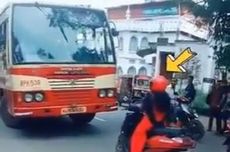 Halangi Bus yang Melawan Arus, Pengendara Motor di India Ini Jadi Viral