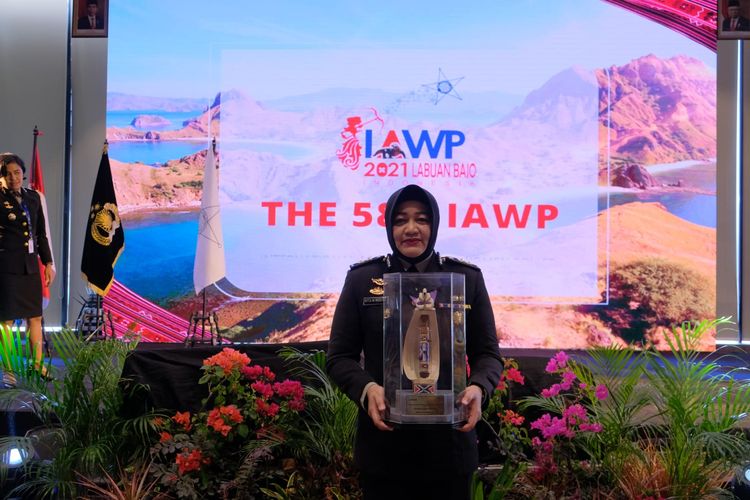 Foto : AKBP Rita Wulandari Wibowo, menjadi satu-satunya Polwan di Bareskrim Polisi Republik Indonesia, menerima penghargaan dari Asosiasi Polisi Wanita Internasional, di Labuan Bajo, Manggarai Barat, NTT, Minggu, (7/11/2021).