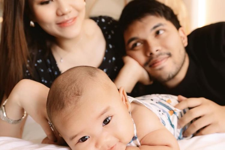 Baby Arash, putra Aaliyah Massaid dan Thariq Halilintar, kini berusia 3 bulan. Inilah potret kebersamaan mereka yang hangat dan menuai banyak pujian.