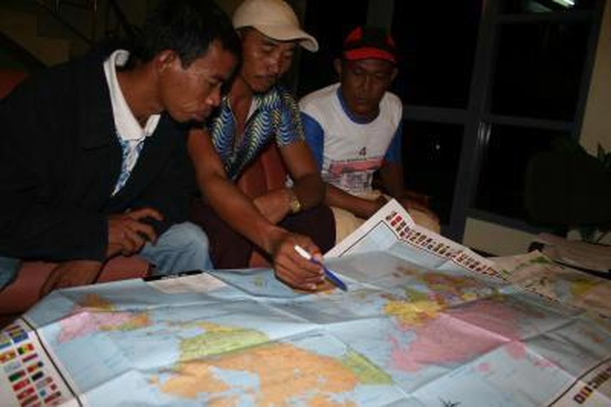 Haris Nambung (tengah) dan Arsaufid (kiri), keduanya nelayan asal Pulau Lae-lae Sulawesi Selatan, di Kantor Kompas Makassar, Selasa (13/5) malam, menunjukkan koordinat letak kapal mereka ketika disergap polisi Australia, tanggal 21 April lalu. Keduanya dibebaskan karena tidak terbukti memasuki wilayah perairan Austarlia dan tidak menangkap teripang. Namun 44 nelayan lainnya masih ditahan di Darwin, Australia.  Kompas/Nasrullah Nara (NAR) 13-05-2008