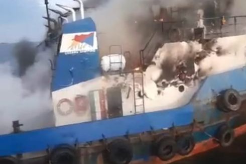 Tugboat Penarik Tongkang Batu Bara Terbakar di Selat Bangka, Awak Kapal Dievakuasi