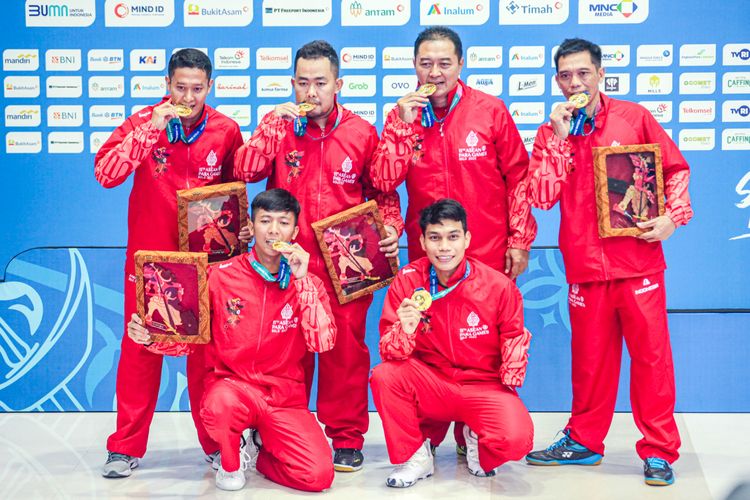 Tim bulu tangkis beregu putra Indonesia meraih medali emas pertama ASEAN Para Games 2022 di UMS Edutorium, Minggu (31/7/2022) sore WIB.