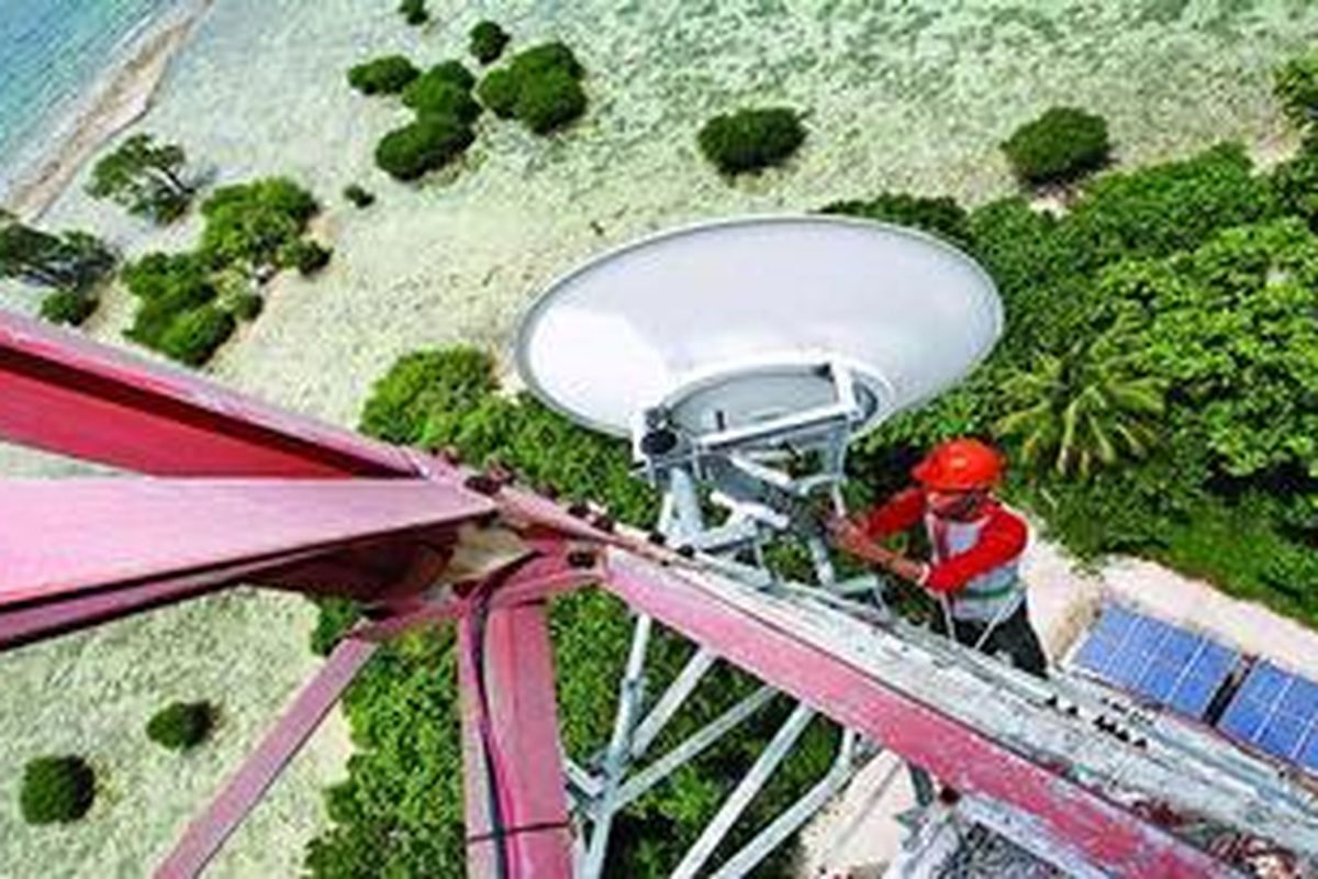 Panel tenaga surya (kanan bawah) di menara base transceiver station (BTS) Telkomsel di Pulau Tongkeng, Kelurahan Pulau Kelapa, Kecamatan Kepulauan Seribu, Jakarta Utara, Sabtu (20/2/2010). Untuk meningkatkan jaringan telekomunikasi di daerah terpencil, Telkomsel mengembangkan menara BTS menggunakan tenaga surya 12.000 watt di 132 lokasi di Indonesia.