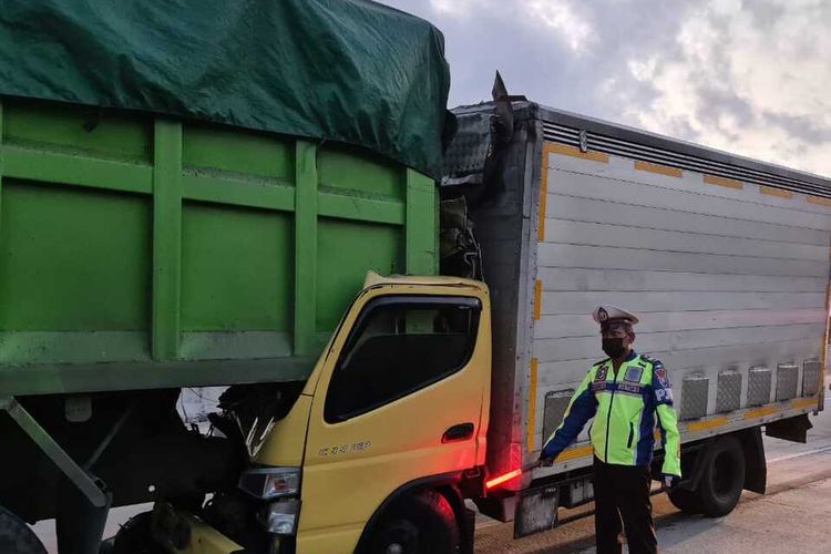 Mengantuk, truk boks yang dikemudikan Aris Sandi warga Malang menghantam truk tronton yang dikemudikan uhammad Usman warga Kota Mojokerta. Kecelakaan di jalur tol Ngawi membuat pengemudi truk boks tewas di lokasi kejadian perkara.