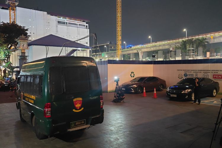 Malam Pemeriksaan Febrie Adriansyah: Mobil Tahanan Siaga dan Lampu Gedung Kejagung Padam
