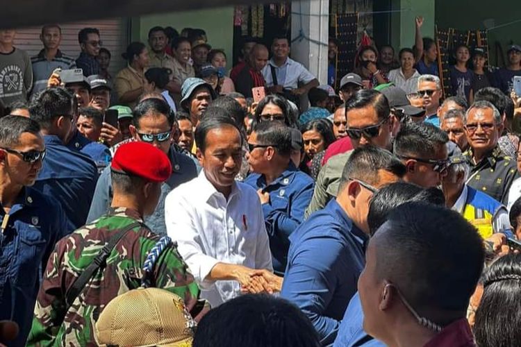 Presiden Joko Widodo mengunjungi Pasar Danga di Kabupaten Nagekeo, Nusa Tenggara Timur (NTT), Selasa (5/12/2023).