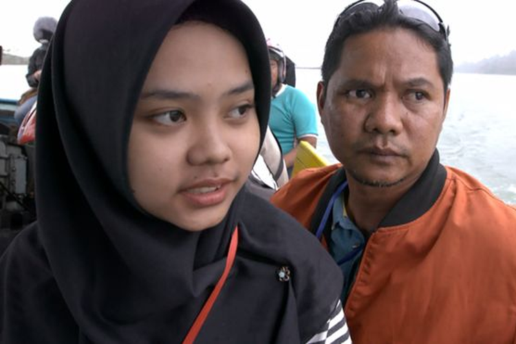 Iwan Setiawan bersama putrinya Sarah saat menuju Nusakambangan, untuk bertemu dengan terpidana mati pengeboman di luar Kedutaan Besar Australia Jakarta pada September 2004.
