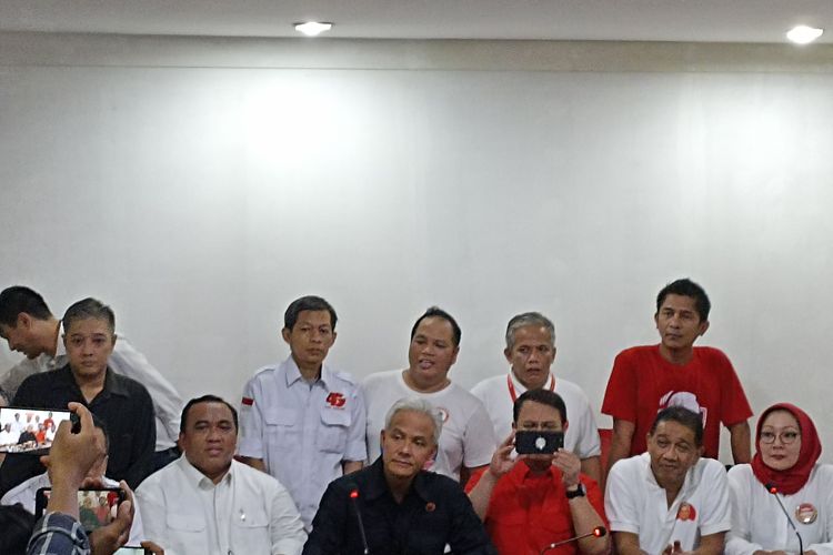 Bakal calon presiden (Bacapres) Ganjar Pranowo menitipkan pesan kepada para relawannya agar merangkul pemilik suara yang masih kerap menggeser pilihan mereka, yakni generasi Z.